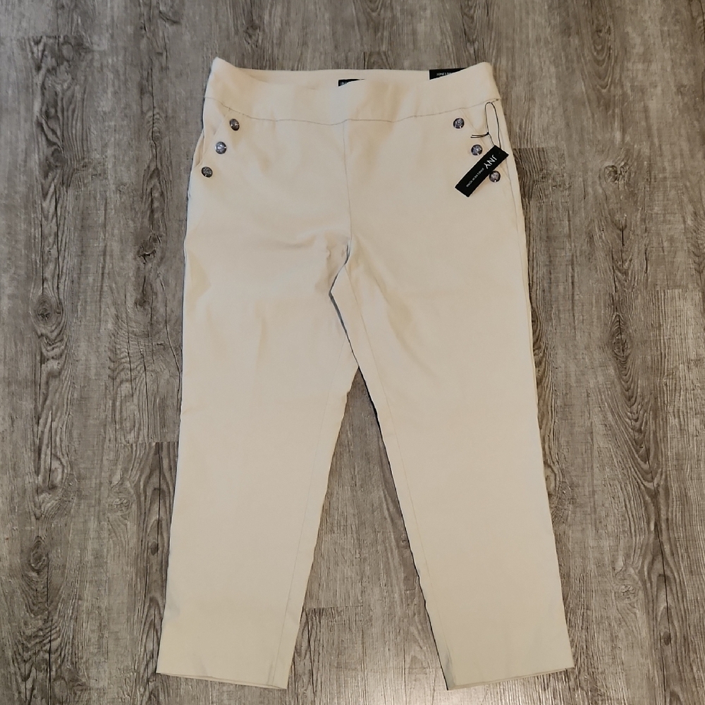 Jones New York Cream Capris